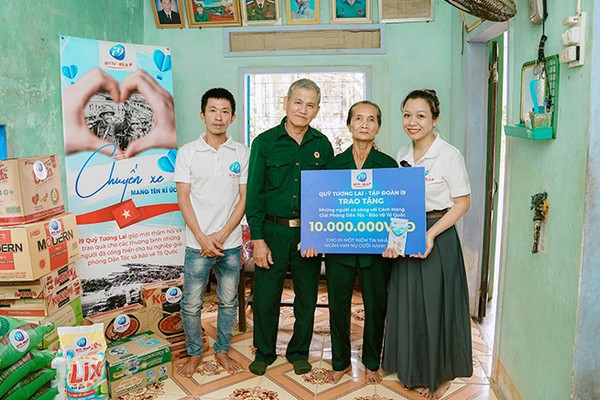 Hình ảnh cầu thủ ăn mừng chiến thắng với tinh thần cao